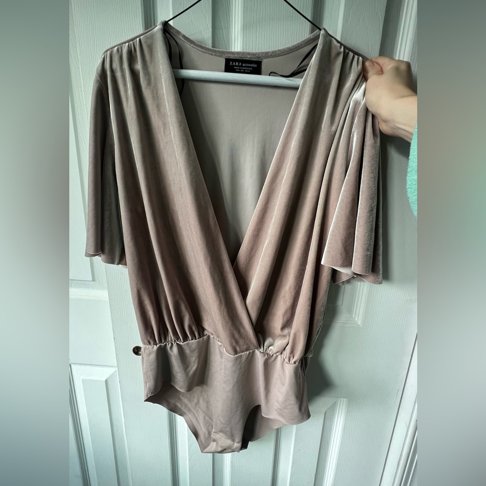 NWOT Zara champagne/silver short sleeved velvet wrap bodysuit - Picture 7 of 12